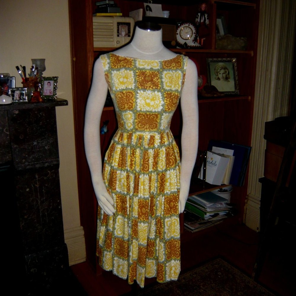 Authentic 50s Vintage cotton exceptionally made fit and flair dress with zipper